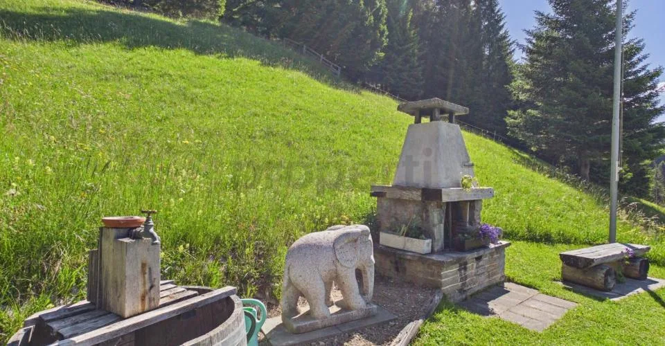 Charmantes Maiensäss mit herrlichem Bergblick und grosszügigem Grundstück