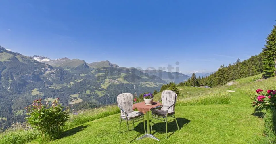 Charmantes Maiensäss mit herrlichem Bergblick und grosszügigem Grundstück