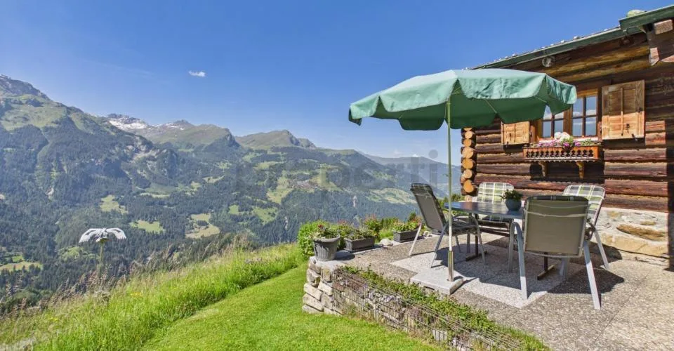 Charmantes Maiensäss mit herrlichem Bergblick und grosszügigem Grundstück