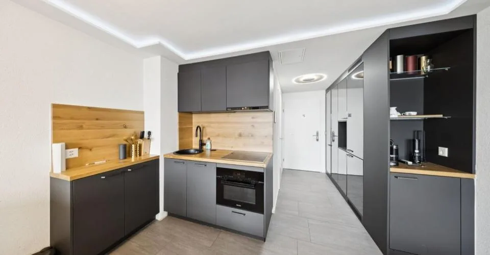 Charmant appartement de 3,5 pièces avec cuisine et salle de bains, lum