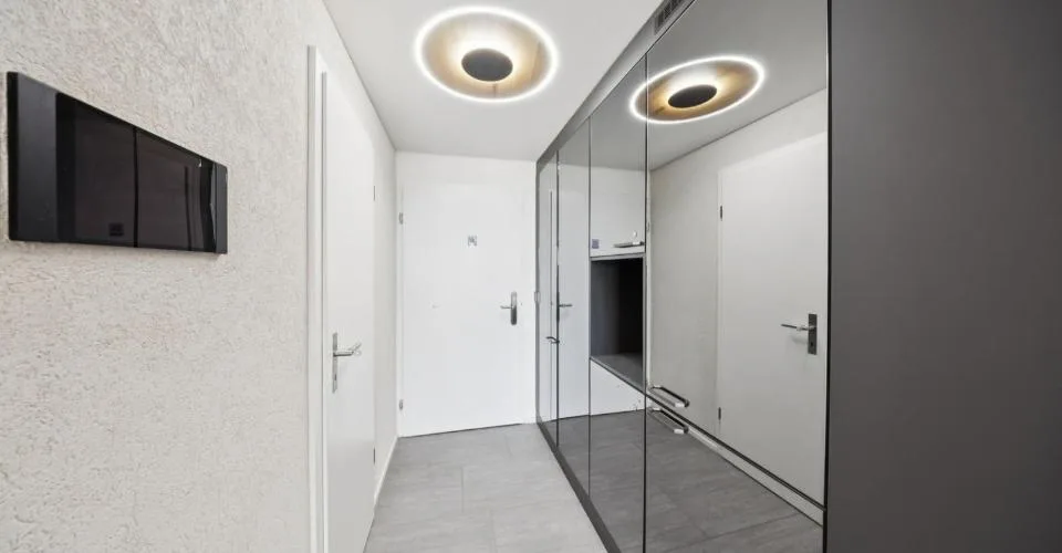 Charmant appartement de 3,5 pièces avec cuisine et salle de bains, lum