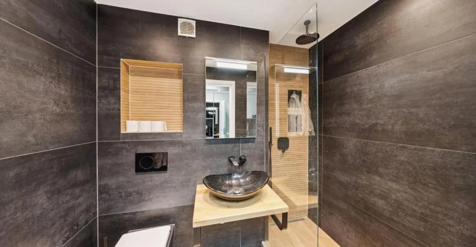 Charmant appartement de 3,5 pièces avec cuisine et salle de bains, lum