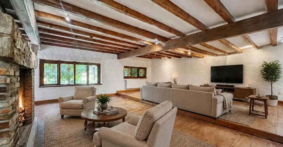 PROPRIETE ATYPIQUE SUR PLUS DE 6'000 M2 EN COURS DE RÉNOVATION, NON SOUMISE A LA LDFR – Foto 4 von 13