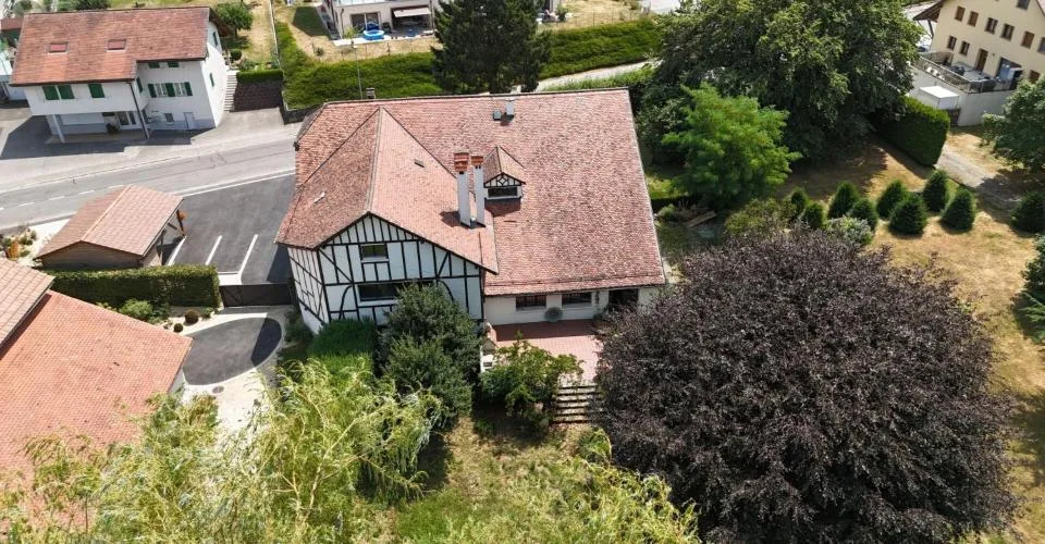 PROPRIETE ATYPIQUE SUR PLUS DE 6'000 M2 EN COURS DE RÉNOVATION, NON SOUMISE A LA LDFR – Foto 2 von 13