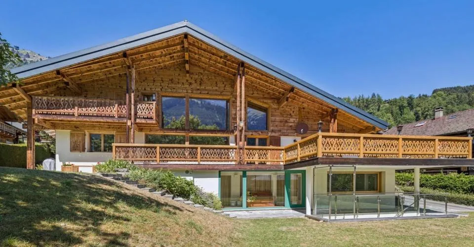 EXCLUSIVITE - CHALET ATYPIQUE - CENTRE VILLAGE sur 2000 m2 de terrain – Foto 2 von 13