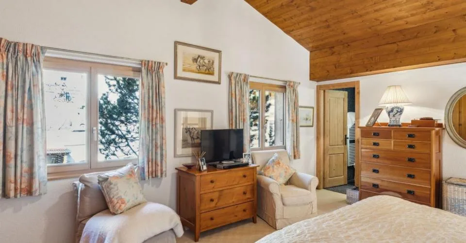 EXCLUSIVITE - CHALET ATYPIQUE - CENTRE VILLAGE sur 2000 m2 de terrain – Foto 6 von 13