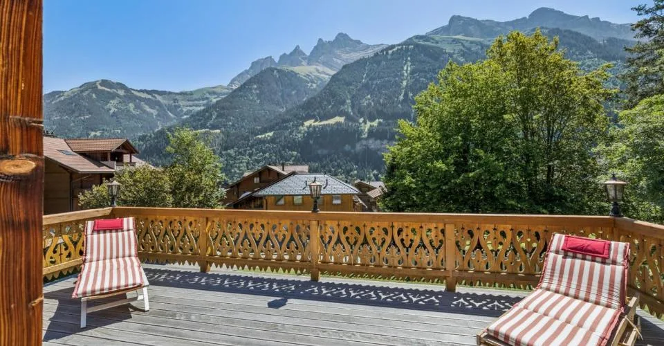 EXCLUSIVITE - CHALET ATYPIQUE - CENTRE VILLAGE sur 2000 m2 de terrain – Foto 3 von 13