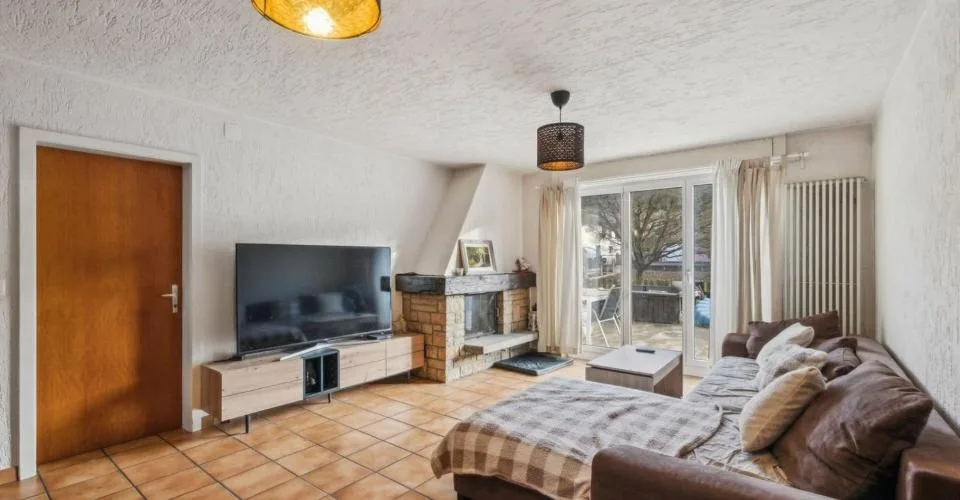 Immeuble avec 2 appartements, 1 salon de coiffure, un terrain à bâtir – Foto 4 von 13