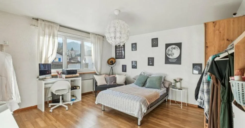 Immeuble avec 2 appartements, 1 salon de coiffure, un terrain à bâtir – Foto 7 von 13