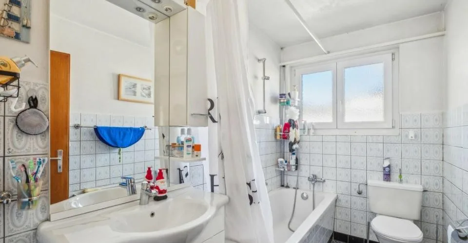 Immeuble avec 2 appartements, 1 salon de coiffure, un terrain à bâtir – Foto 11 von 13