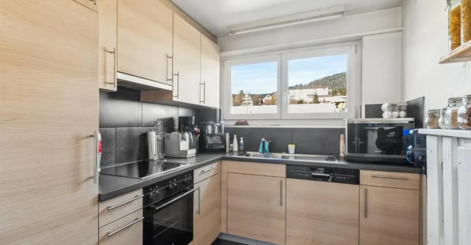 Immeuble avec 2 appartements, 1 salon de coiffure, un terrain à bâtir – Foto 5 von 13
