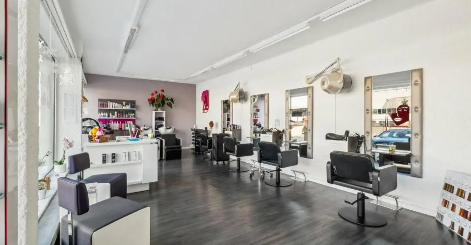 Immeuble avec 2 appartements, 1 salon de coiffure, un terrain à bâtir – Foto 2 von 13