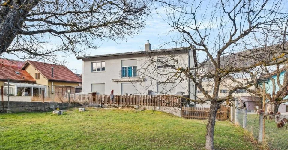 Immeuble avec 2 appartements, 1 salon de coiffure, un terrain à bâtir – Foto 3 von 13