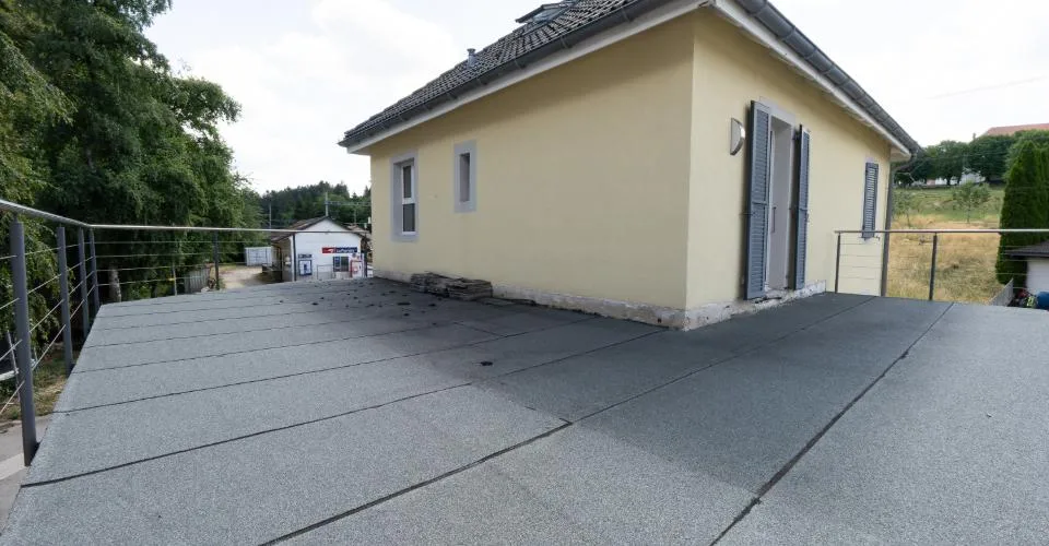 Maison villageoise atypique