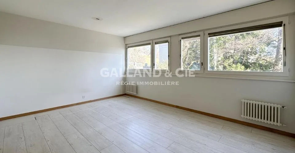 1 lot de PPE: logement principal de 6.5 pces libre et un 3.5 pces loué
