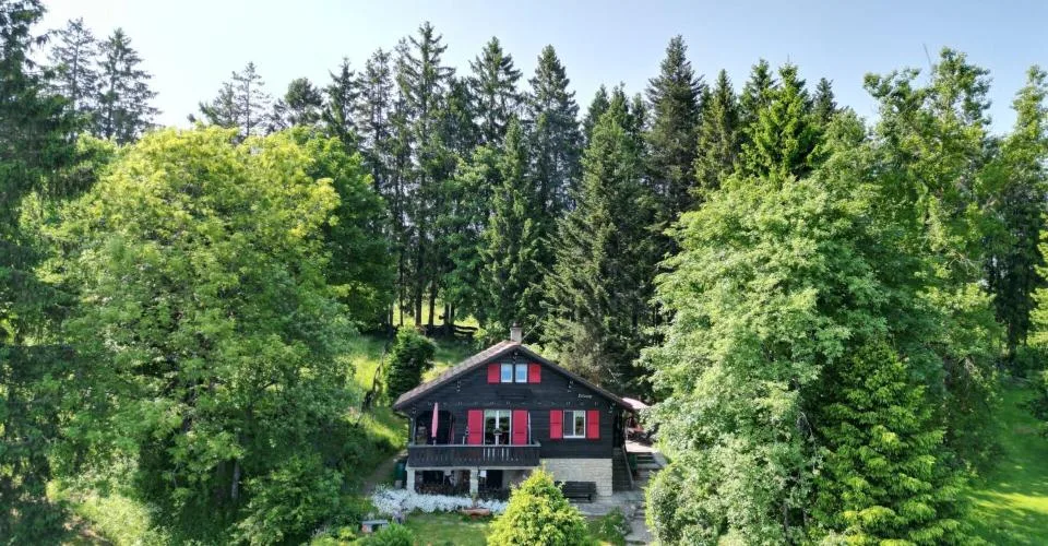 Mont-Soleil, chalet en bordure de forêt avec vue sur Chasseral – photo 2 sur 13