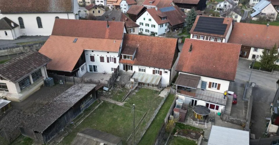 Immeuble avec 2 logements, grand jardin et combles aménagés à Vendlincourt