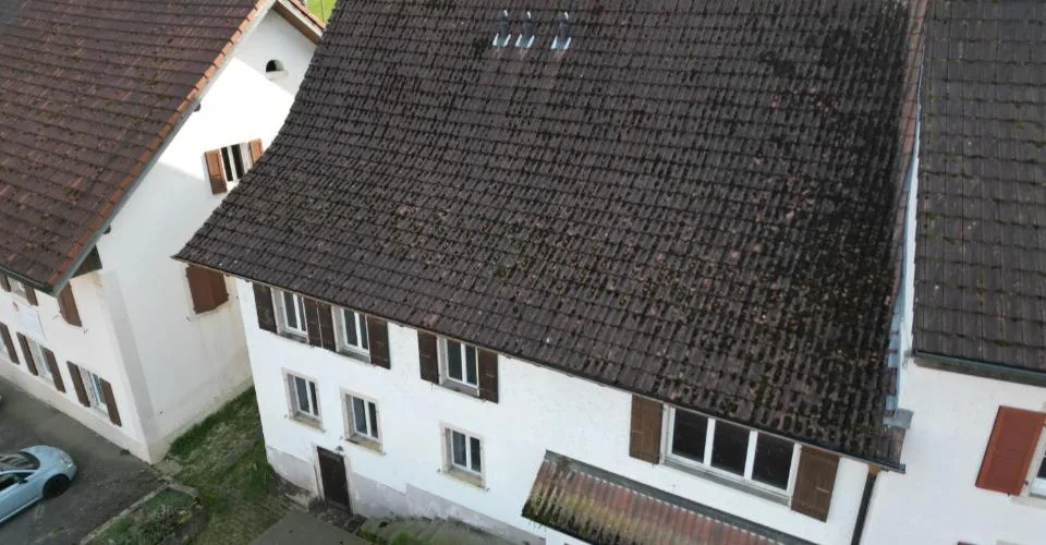 Immeuble avec 2 logements, grand jardin et combles aménagés à Vendlincourt