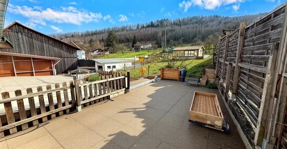 Immeuble avec 2 logements, grand jardin et combles aménagés à Vendlincourt