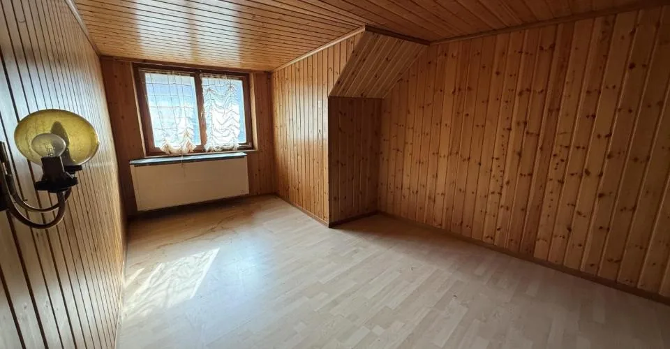 Immeuble avec 2 logements, grand jardin et combles aménagés à Vendlincourt