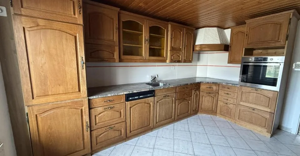 Immeuble avec 2 logements, grand jardin et combles aménagés à Vendlincourt
