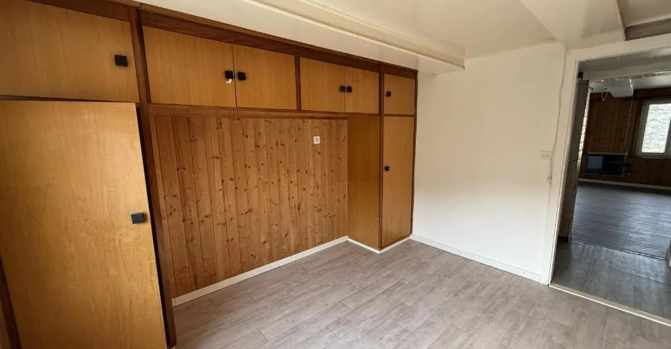 Immeuble avec 2 logements, grand jardin et combles aménagés à Vendlincourt