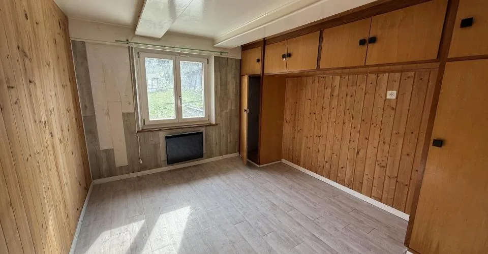 Immeuble avec 2 logements, grand jardin et combles aménagés à Vendlincourt