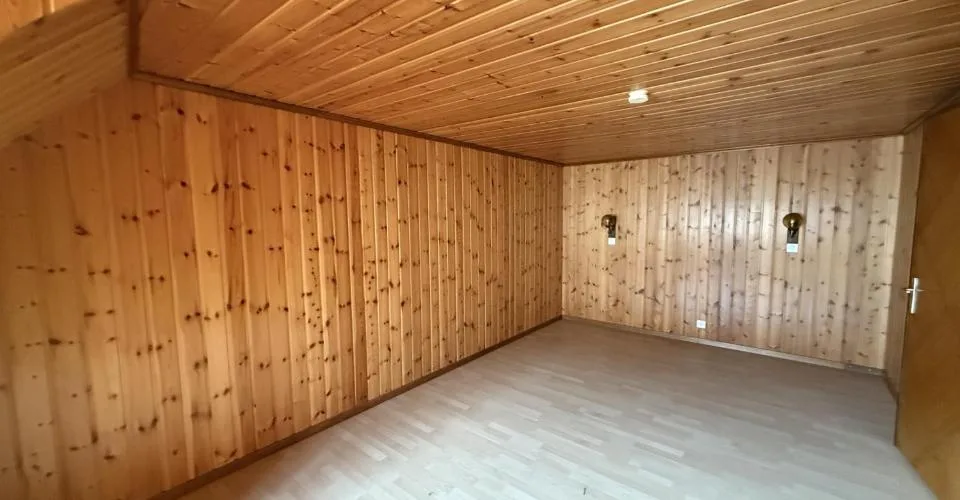 Immeuble avec 2 logements, grand jardin et combles aménagés à Vendlincourt