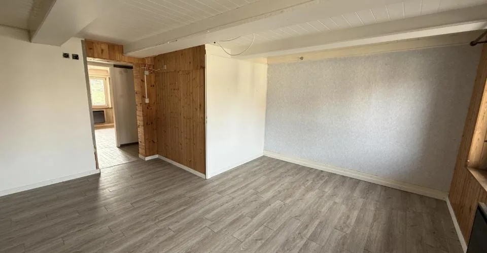 Immeuble avec 2 logements, grand jardin et combles aménagés à Vendlincourt