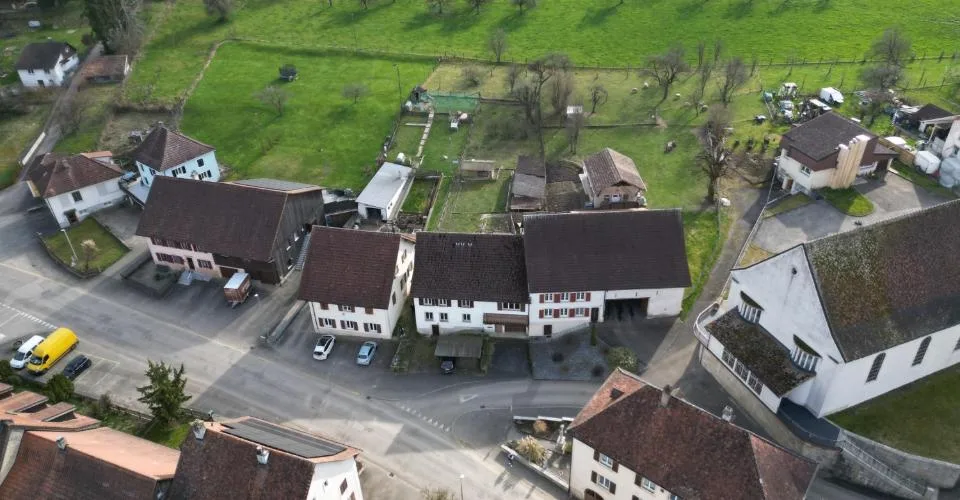Immeuble avec 2 logements, grand jardin et combles aménagés à Vendlincourt