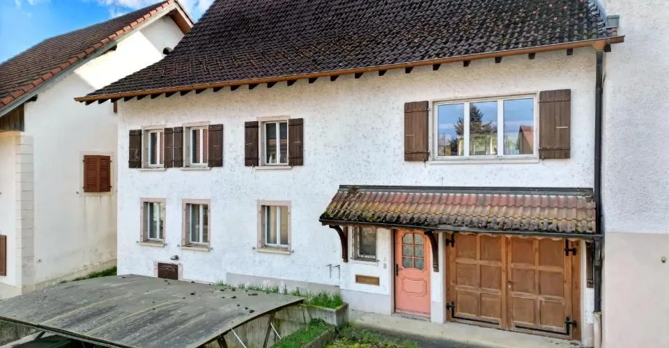 Immeuble avec 2 logements, grand jardin et combles aménagés à Vendlincourt