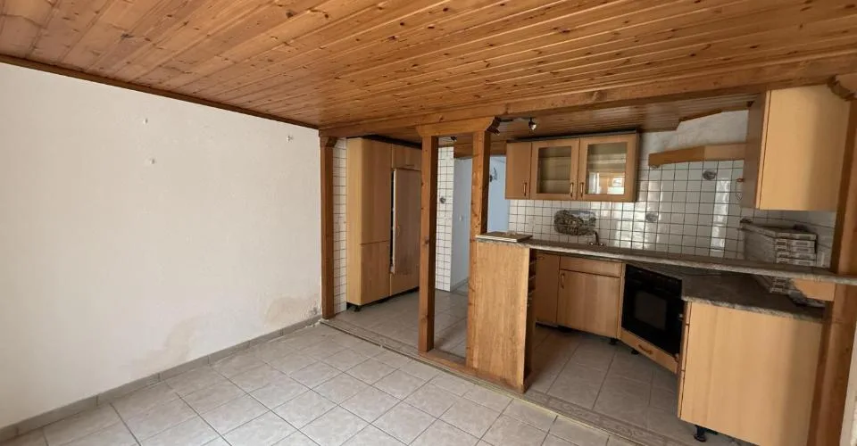 Immeuble avec 2 logements, grand jardin et combles aménagés à Vendlincourt