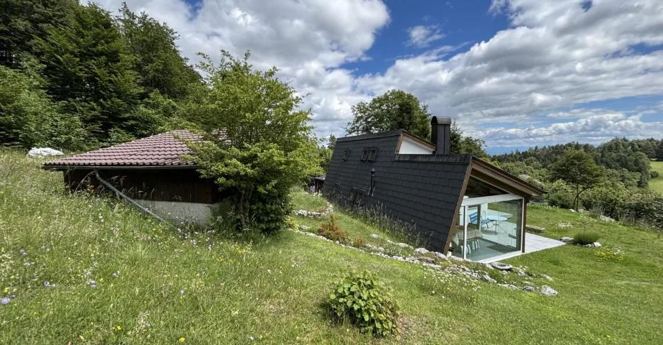 Exklusives Ferienhaus mit grossem Umschwung an äusserst ruhiger Lage