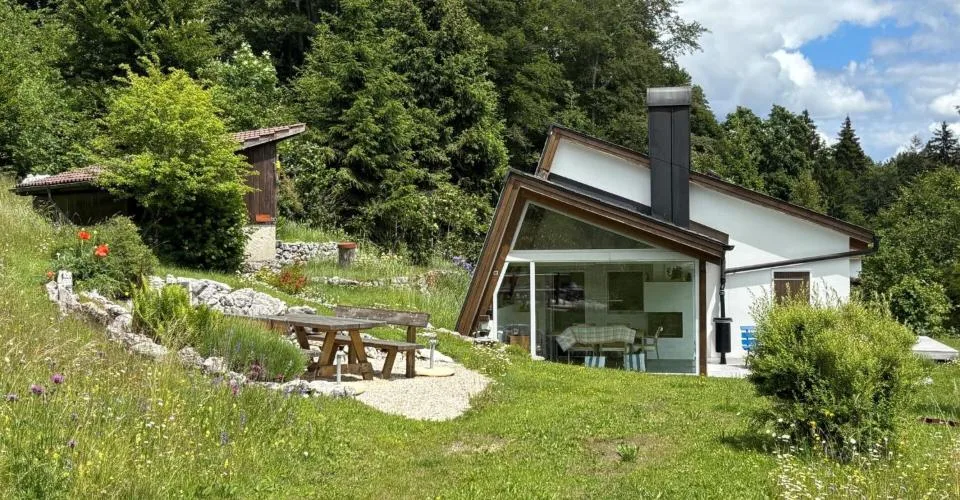 Exklusives Ferienhaus mit grossem Umschwung an äusserst ruhiger Lage