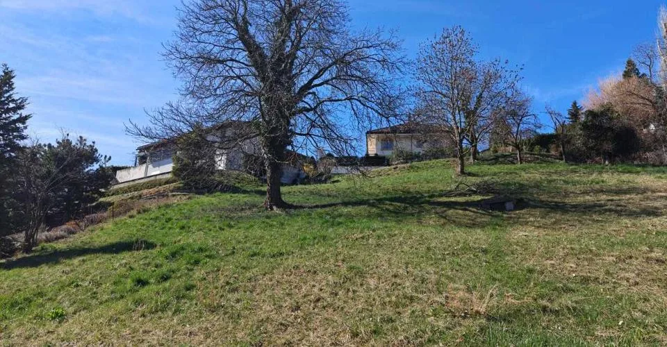 Terrain idyllique avec potentiel de construction et vue sur la montagn