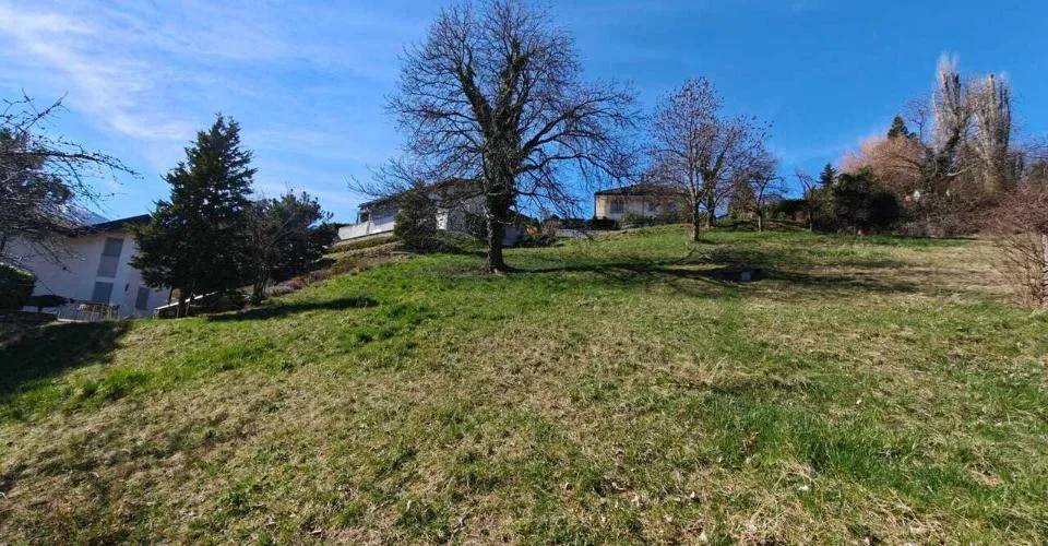 Terrain idyllique avec potentiel de construction et vue sur la montagn