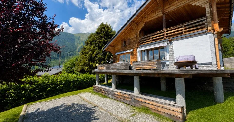 MAGNIFIQUE CHALET RÉNOVÉ – RÉSIDENCE SECONDAIRE & VENTE AUX ÉTRANGERS AUTORISÉES