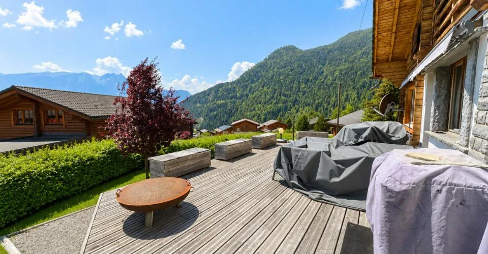 MAGNIFIQUE CHALET RÉNOVÉ – RÉSIDENCE SECONDAIRE & VENTE AUX ÉTRANGERS AUTORISÉES