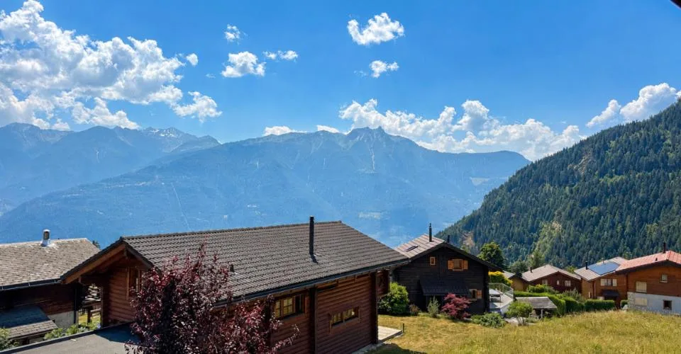 MAGNIFIQUE CHALET RÉNOVÉ – RÉSIDENCE SECONDAIRE & VENTE AUX ÉTRANGERS AUTORISÉES