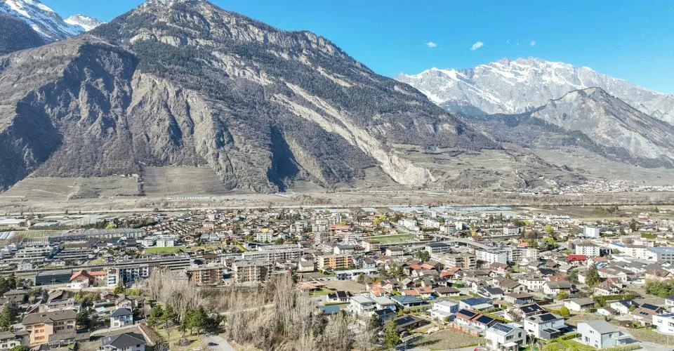 Grand terrain à construire dans le village de Saxon