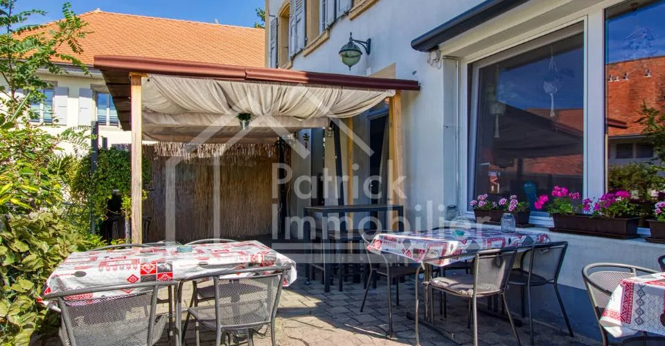 Immeuble d'habitation avec café restaurant Rendement brut 4,89 %