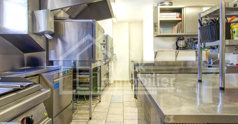 Immeuble d'habitation avec café restaurant Rendement brut 4,89 %