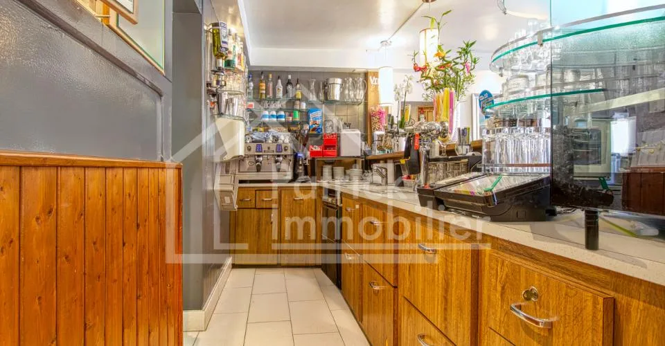 Immeuble d'habitation avec café restaurant Rendement brut 4,89 %