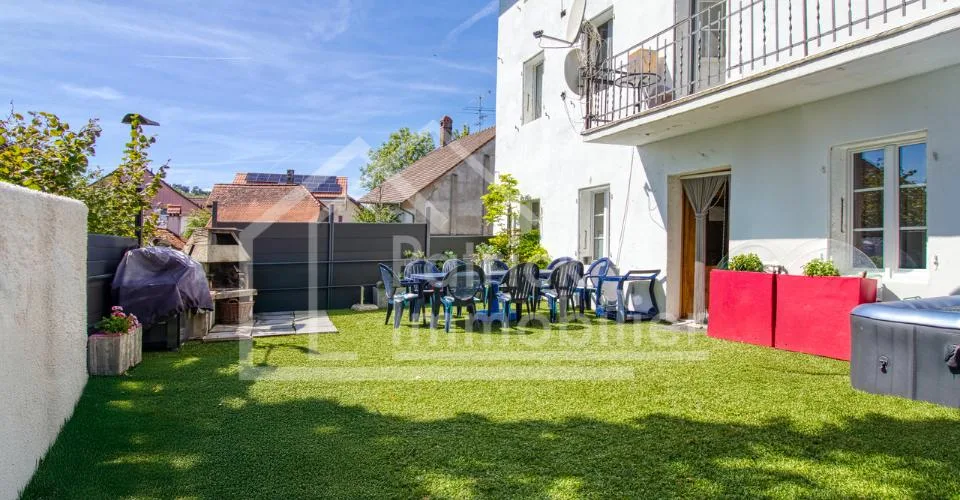 Immeuble d'habitation avec café restaurant Rendement brut 4,89 %