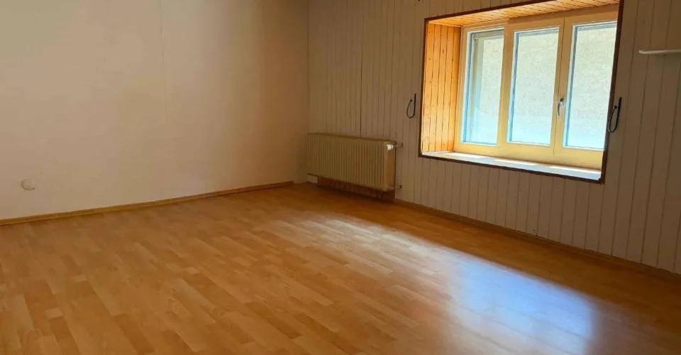 Charmante maison mitoyenne de 4½ pièces avec vaste galetas, garages et places de parc – Foto 5 von 10