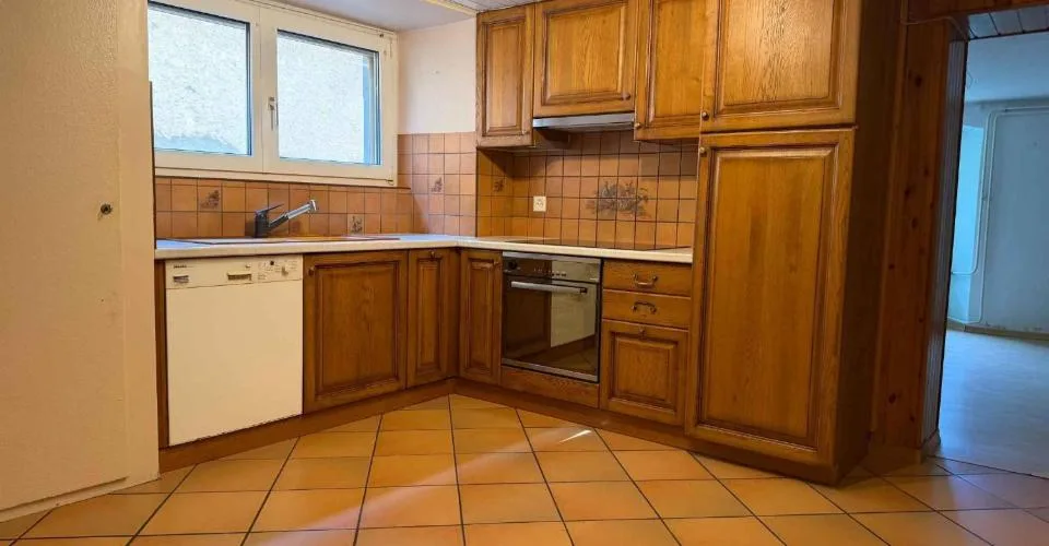 Charmante maison mitoyenne de 4½ pièces avec vaste galetas, garages et places de parc – Foto 2 von 10