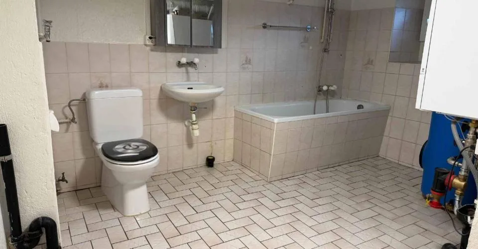 Charmante maison mitoyenne de 4½ pièces avec vaste galetas, garages et places de parc – Foto 4 von 10