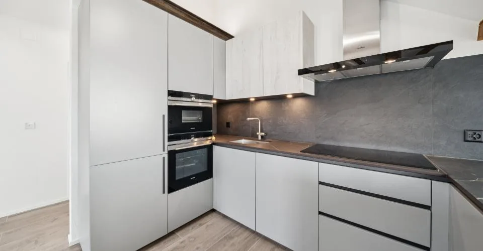 Appartement neuf de 200 m2 avec balcon- et deux places de parc extérieures