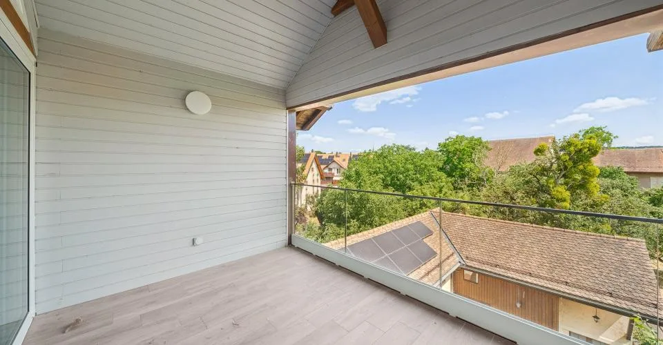 Appartement neuf de 200 m2 avec balcon- et deux places de parc extérieures
