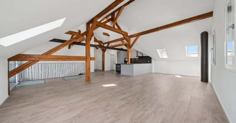 Appartement neuf de 200 m2 avec balcon- et deux places de parc extérieures
